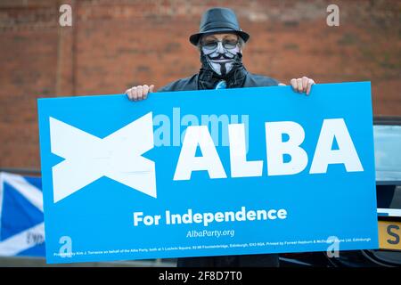 Glasgow, Schottland, Großbritannien. April 2021. IM BILD: Szenen vor den Studios des Scottish Television (STV) in Glasgow bei der Live Leaders-Debatte. Anhänger der Alba-Partei protestieren vor den STV-Studios in Glasgow, weil Alex Salmond, der der Anführer der Alba-Partei ist, nicht eingeladen wurde, an der Live-TV-Debatte teilzunehmen. Pic Credit: Colin Fisher/Alamy Live News Stockfoto