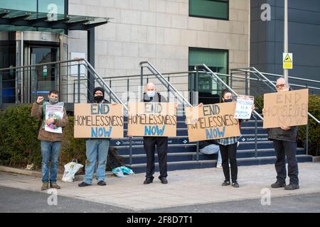 Glasgow, Schottland, Großbritannien. April 2021. IM BILD: Szenen vor den Studios des Scottish Television (STV) in Glasgow bei der Live Leaders-Debatte. Anhänger der Alba-Partei protestieren vor den STV-Studios in Glasgow, weil Alex Salmond, der der Anführer der Alba-Partei ist, nicht eingeladen wurde, an der Live-TV-Debatte teilzunehmen. Pic Credit: Colin Fisher/Alamy Live News Stockfoto