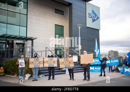 Glasgow, Schottland, Großbritannien. April 2021. IM BILD: Szenen vor den Studios des Scottish Television (STV) in Glasgow bei der Live Leaders-Debatte. Anhänger der Alba-Partei protestieren vor den STV-Studios in Glasgow, weil Alex Salmond, der der Anführer der Alba-Partei ist, nicht eingeladen wurde, an der Live-TV-Debatte teilzunehmen. Pic Credit: Colin Fisher/Alamy Live News Stockfoto