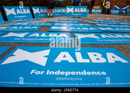 Glasgow, Schottland, Großbritannien. April 2021. IM BILD: Szenen vor den Studios des Scottish Television (STV) in Glasgow bei der Live Leaders-Debatte. Anhänger der Alba-Partei protestieren vor den STV-Studios in Glasgow, weil Alex Salmond, der der Anführer der Alba-Partei ist, nicht eingeladen wurde, an der Live-TV-Debatte teilzunehmen. Pic Credit: Colin Fisher/Alamy Live News Stockfoto