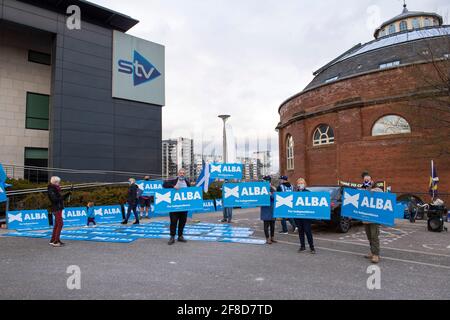 Glasgow, Schottland, Großbritannien. April 2021. IM BILD: Szenen vor den Studios des Scottish Television (STV) in Glasgow bei der Live Leaders-Debatte. Anhänger der Alba-Partei protestieren vor den STV-Studios in Glasgow, weil Alex Salmond, der der Anführer der Alba-Partei ist, nicht eingeladen wurde, an der Live-TV-Debatte teilzunehmen. Pic Credit: Colin Fisher/Alamy Live News Stockfoto