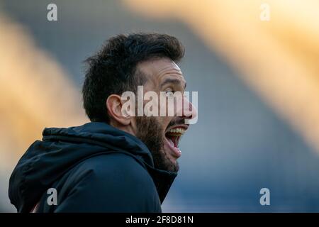 13. April 2021; The John Smiths Stadium, Huddersfield, Yorkshire, England; English Football League Championship Football, Huddersfield Town gegen Bournemouth; Huddersfield-Manager Carlos Corberan Nebenanimationen Stockfoto