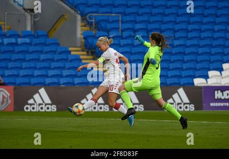 Wales moderierte Dänemark in einem UEFA-Fußballfreund im Cardiff City Stadium: Im Bild ist Dänemarks Pernille Harder gegen Laura O'Sullivan aus Wales zu sehen. Quelle: Andrew Dowling/Alamy Live News Stockfoto