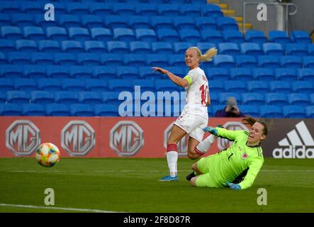 Wales moderierte Dänemark in einem UEFA-Fußballfreund im Cardiff City Stadium: Im Bild ist Dänemarks Pernille Harder gegen Laura O'Sullivan aus Wales zu sehen. Quelle: Andrew Dowling/Alamy Live News Stockfoto