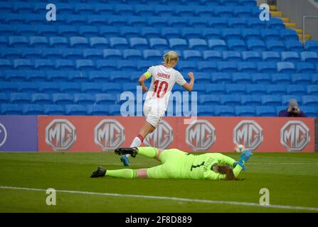 Wales moderierte Dänemark in einem UEFA-Fußballfreund im Cardiff City Stadium: Im Bild ist Dänemarks Pernille Harder gegen Laura O'Sullivan aus Wales zu sehen. Quelle: Andrew Dowling/Alamy Live News Stockfoto