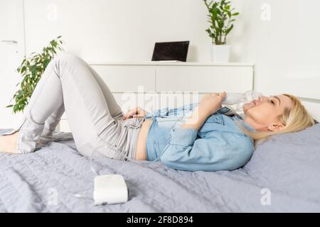 Porträt einer jungen Frau, die zu Hause inhaliert. Vernebler Aerosol Frau Inhalator Maschine Medizin zu Hause. Virus und Grippe. Stockfoto