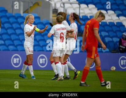 Wales moderierte Dänemark in einem UEFA-Fußballfreund im Cardiff City Stadium: Im Bild ist Dänemarks Pernille Harder gegen Laura O'Sullivan aus Wales zu sehen. Quelle: Andrew Dowling/Alamy Live News Stockfoto