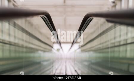 Leerer Travelator mit Glasgeländern. Ohne Menschen. Mechanisierte Fußgängerüberführung Stockfoto