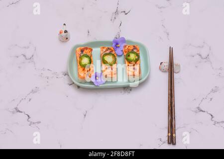 Oshi Aburi Lachs-Sushi auf Einem Teller mit Essstäbchen Stockfoto