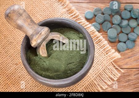 Spirulina Algenpulver und Tabletten. Arthrospira platensis Stockfoto