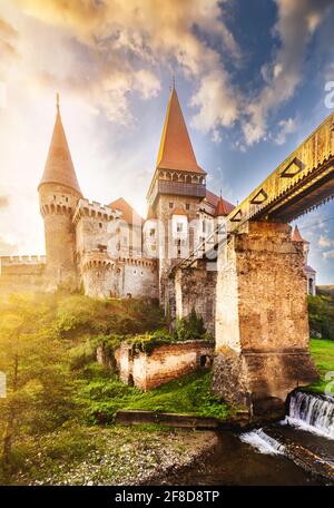 Brücke, die über den Graben zum Schloss Corvin in hunedoara führt Morgendämmerung Stockfoto