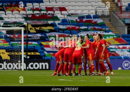 Cardiff, Großbritannien. April 2021. Wales vor dem Spiel Huddle Wales gegen Denmark International Women's Friendly am 13. April 2021 im Cardiff City Stadium. Quelle: Lewis Mitchell/Alamy Live News Stockfoto