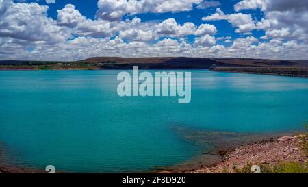 Landschaft von El Chocon, Provinz Neuquen, Argentinien. Aufgenommen an einem warmen Sommertag vom Ufer Stockfoto