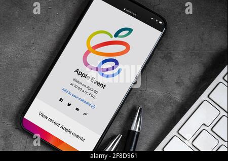 Antalya, Türkei - 13. April 2021: Hände halten iPhone mit Apple Event-Logo 2021 auf dem Bildschirm. Stockfoto