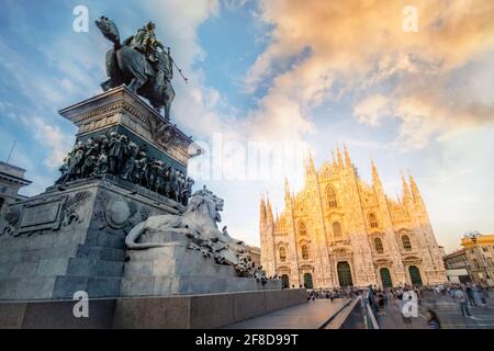 Denkmal für König Vittorio Emanuele II mit Blick auf den Mailänder Dom Gegen den Himmel Stockfoto