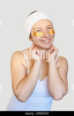 Augenpatch-Verfahren. Gesichtsbehandlung mit Hydrogel. Dermatologische Spa-Maske Stockfoto