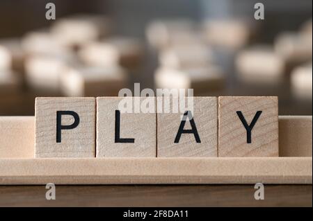 Holzfliesen, die „Spiel“ ausrufen Stockfoto