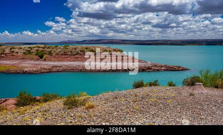 Landschaft von El Chocon, Provinz Neuquen, Argentinien. Aufgenommen an einem warmen Sommertag vom Ufer Stockfoto