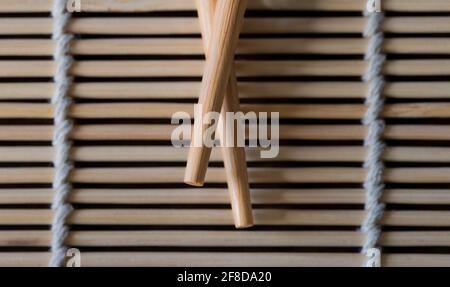 Nahaufnahme von Essstäbchen auf einer Bambusmatte Stockfoto