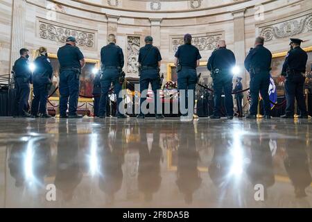 Washington, USA. April 2021. Polizeibeamte des US-Kapitols zollen dem getöteten US-Kapitolspolizisten William „Billy“ Evans Respekt, als er am Dienstag, den 13. April 2021, im Capitol in Washington zu Ehren liegt. (Foto von Susan Walsh/Pool/Sipa USA) Quelle: SIPA USA/Alamy Live News Stockfoto