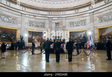 Washington, USA. April 2021. Polizeibeamte des US-Kapitols zollen dem getöteten US-Kapitolspolizisten William „Billy“ Evans Respekt, als er am Dienstag, den 13. April 2021, im Capitol in Washington zu Ehren liegt. (Foto von Susan Walsh/Pool/Sipa USA) Quelle: SIPA USA/Alamy Live News Stockfoto