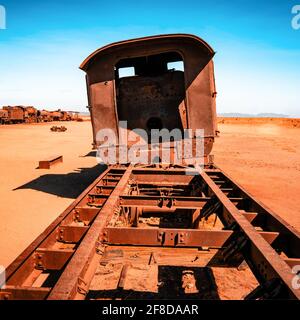 Alte rostige Dampfeisenbahn in der Nähe von Uyuni in Bolivien. Friedhofskräbnisbahnen Stockfoto