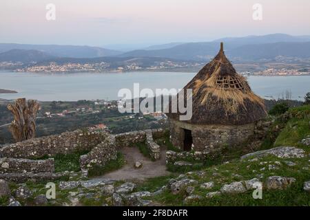 Blick auf ein altes galizisches Haus, das auf dem Berg Santa Tegra in der Gemeinde Galicien, Spanien, umgebaut wurde. Stockfoto