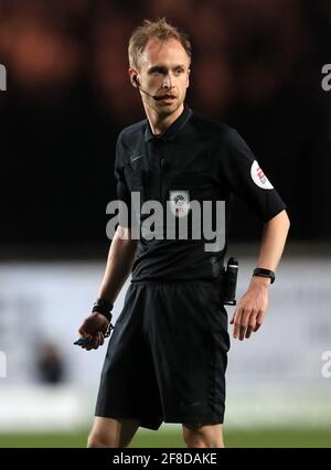 Schiedsrichter Sam Purkiss während des Sky Bet League One Spiels im Kassam Stadium, Oxford. Bilddatum: Dienstag, 13. April 2021. Stockfoto