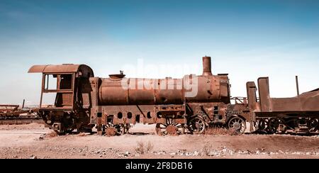 Alte rostige Dampfeisenbahn in der Nähe von Uyuni in Bolivien. Friedhofskräbnisbahnen Stockfoto