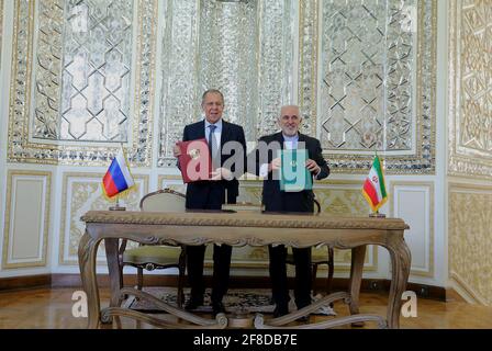 (210413) -- TEHERAN, 13. April 2021 (Xinhua) -- der iranische Außenminister Mohammad Javad Zarif (R) und der russische Außenminister Sergei Lawrow posieren für Fotos in Teheran, Iran, am 13. April 2021. Der Besuch des russischen Außenministers Sergej Lawrow sagte hier am Dienstag, dass alle US-Sanktionen gegen den Iran bedingungslos aufgehoben werden sollten, so die offizielle IRNA-Nachrichtenagentur. (Iranisches Außenministerium/Handout über Xinhua) Stockfoto