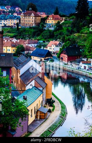 Schöne alte Gebäude an der Flussbucht von Cesky Krumlov Stockfoto