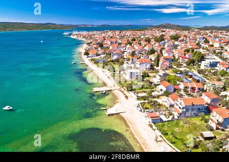Adriatische Stadt Pirovac und Murter Insel Luftbild, Dalmatien Region von Kroatien Stockfoto