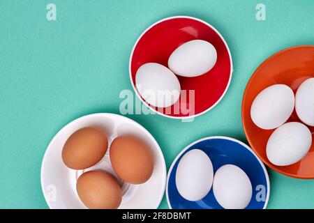 Blick von oben kleine Teller mit gekochten Eiern. Stockfoto