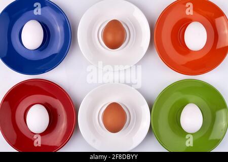 Zusammensetzung der Eier auf farbigen Tellern. Stockfoto