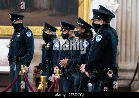 Washington, Usa. April 2021. Die Polizeibeamten des US-Kapitols würdigen den Capitol-Offizier William 'Billy' Evans, da seine Überreste am Dienstag, dem 13. April 2021, in der Capitol Rotunde in Washington, DC, zu Ehren liegen. Evans wurde getötet, als ein Fahrer am 2. April 2021 die nördliche Barrikade des Kapitols rammte. Pool Foto von Anna Moneymaker/UPI Kredit: UPI/Alamy Live News Stockfoto