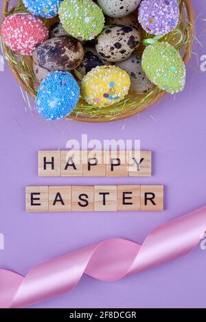 Bunte ostereier und Seidenband. Stockfoto
