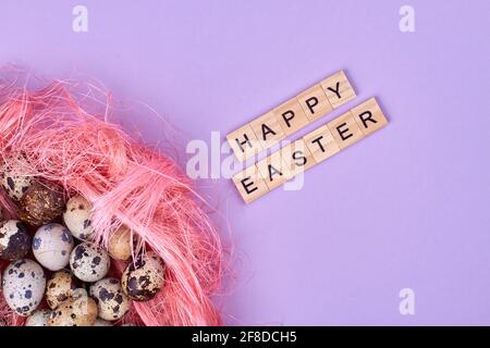 Rosa Nest mit Wachteleiern auf rosa Hintergrund. Stockfoto