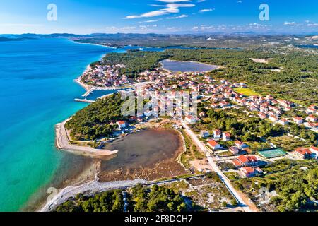 Küstendorf Zablace Luftpanorama, Sibenik Archipel, Dalmatien Region von Kroatien Stockfoto