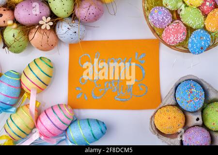 Frohe ostern Gratulation. Farbige ostereier auf weißem Hintergrund. Stockfoto