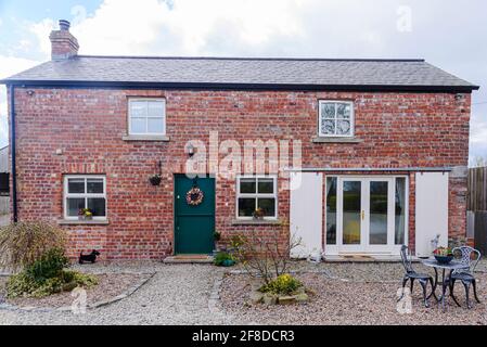 Ziemlich umgebautes irisches Scheunenhaus mit Stalltür und Schiebetüren. Stockfoto