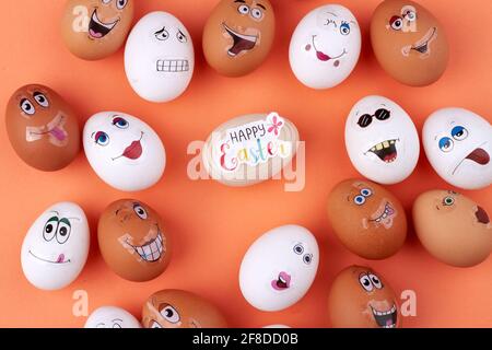 Sammlung von Eiern mit Smiley-Gesichtern. Stockfoto