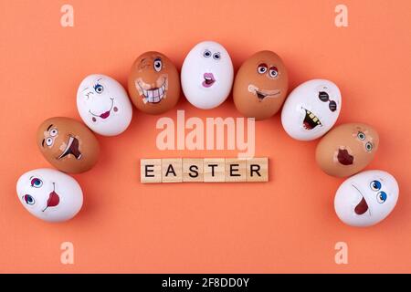 Weiße und braune Eier mit Smiley-Gesichtern. Stockfoto