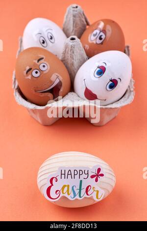 Eier mit fröhlichen Smiley-Gesichtern. Stockfoto