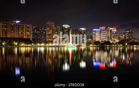 Panoramablick auf den bunten Lake Eola Park bei Nacht Stockfoto