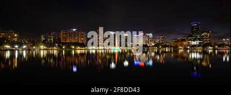 Panoramablick auf den bunten Lake Eola Park bei Nacht Stockfoto