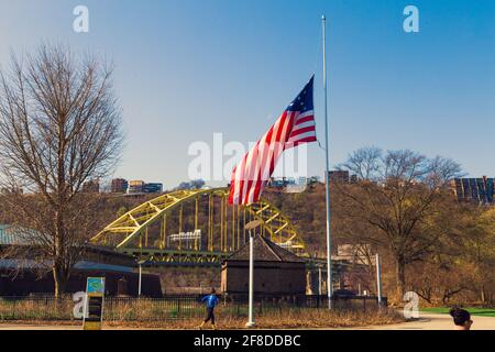 Die große amerikanische Flagge im Point State Park in Pittsburgh, Pennsylvania, USA. Im Hintergrund befinden sich der Fort Pitt Tunnel und Mt. Washington. Stockfoto