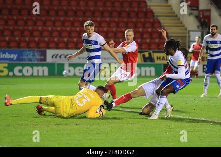 Rotherham, Großbritannien. April 2021. Richard Wood #6 von Rotherham United rutscht mit einer späten Herausforderung auf Seny Dieng #13 von Queens Park Rangers ein und erhält am 4/13/2021 in Rotherham, Großbritannien, eine gelbe Karte. (Foto von Mark Cosgrove/News Images/Sipa USA) Quelle: SIPA USA/Alamy Live News Stockfoto