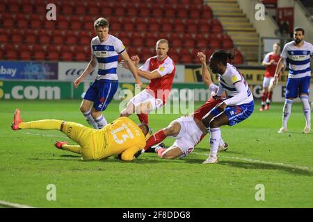 Rotherham, Großbritannien. April 2021. Richard Wood #6 von Rotherham United rutscht mit einer späten Herausforderung auf Seny Dieng #13 von Queens Park Rangers ein und erhält am 4/13/2021 in Rotherham, Großbritannien, eine gelbe Karte. (Foto von Mark Cosgrove/News Images/Sipa USA) Quelle: SIPA USA/Alamy Live News Stockfoto