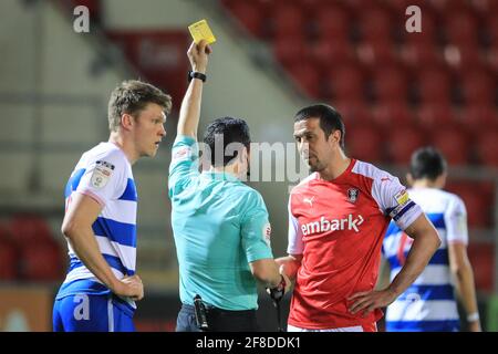 Rotherham, Großbritannien. April 2021. Schiedsrichter Dean Whitestone übergibt Richard Wood #6 von Rotherham United eine gelbe Karte für die späte Herausforderung auf Seny Dieng #13 von Queens Park Rangers in Rotherham, Großbritannien am 4/13/2021. (Foto von Mark Cosgrove/News Images/Sipa USA) Quelle: SIPA USA/Alamy Live News Stockfoto