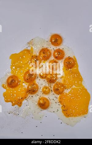 Kunstvoller Aufbau von Eigelb und Glitzern. Stockfoto